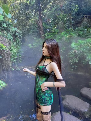 抓住她的双乳大力揉弄描写