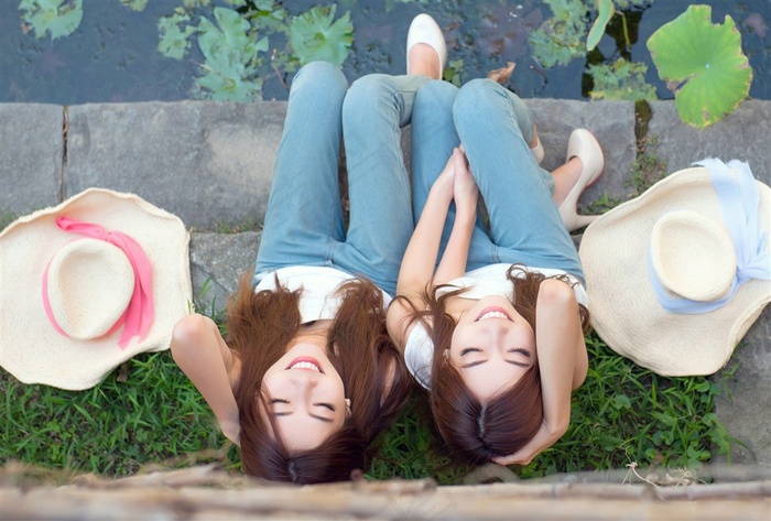 美女脱了内裤张开腿让男人桶网站