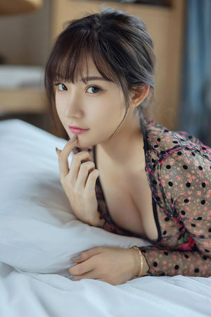 强行打开她双腿让别人玩