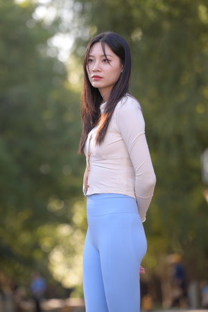 嫩模被强到高潮呻吟不断视频