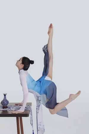 娇妻在舞厅交换被粗大