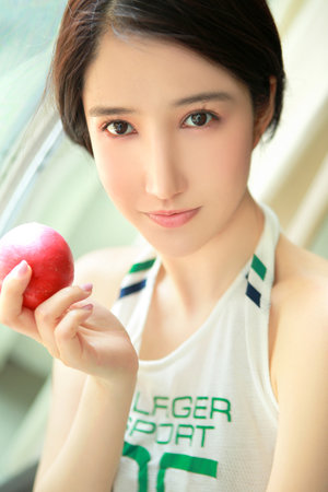 脱了她的内裤再猛的进去视频