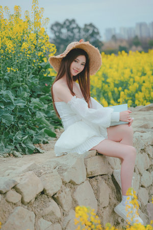 捏她的双乳慢慢揉搓