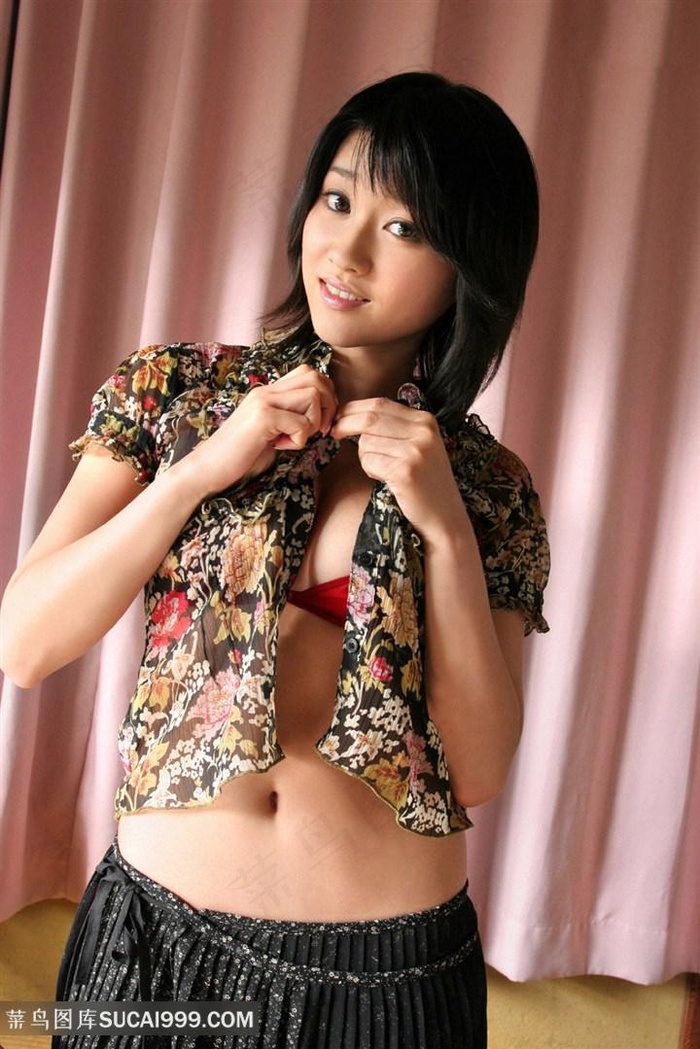 手指在蜜唇花瓣里拨弄着