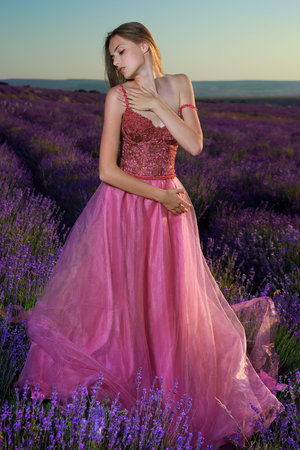 跪下用嘴伺候主人胯下跪下