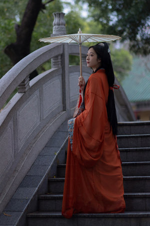 放荡寡妇艳女伦交小说